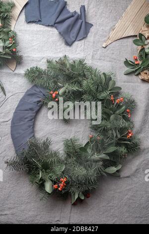 Fare la corona di Natale. Decorazione di festa di nuovo anno. Foto Stock
