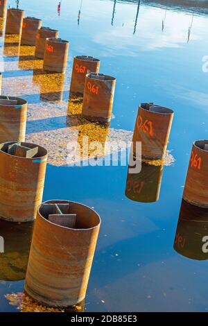 Tubi in acciaio con supporto trave in acqua Costruzioni Foto Stock