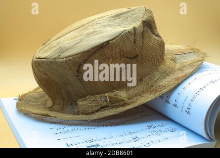 Cappello a foglia di palma fatto a mano isolato su sfondo arancione neutro Foto Stock