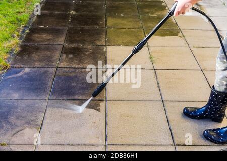 Particolare di pulizia terrazza con acqua blaster alta pressione Foto Stock