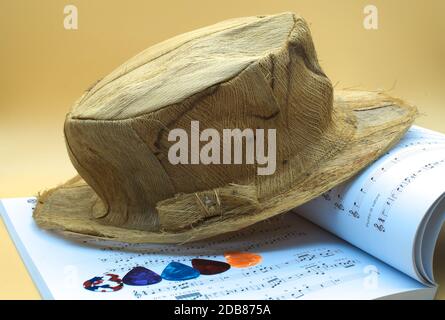 Cappello a foglia di palma fatto a mano isolato su sfondo arancione neutro Foto Stock