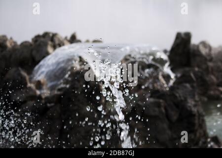 Fontana di spruzzi di acqua Closeup a Schwarzenbergplatz a Vienna, in Austria Foto Stock