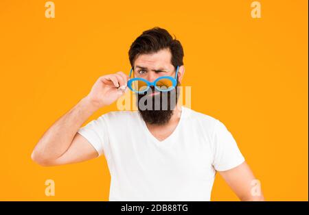 Salute degli occhi. Occhiali da sole alla moda. Vacanze estive. Concetto di protezione ai raggi ultravioletti. Modello di occhiali da uomo. Bel ragazzo indossare occhiali da sole. Hippster bearded uomo in occhiali da sole alla moda. Visione perfetta. Foto Stock