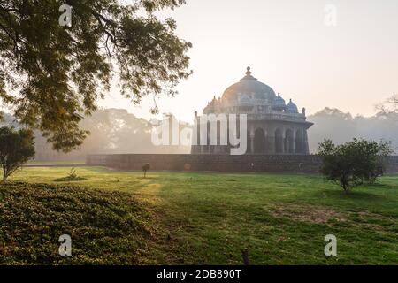 Tomba di ISA Khan, misteriosa mattina in India, Delhi. Foto Stock