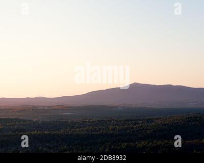 Guardando il sole tramontare sul Monte Monadnock dal Wapack Trail nel sud del New Hampshire Foto Stock