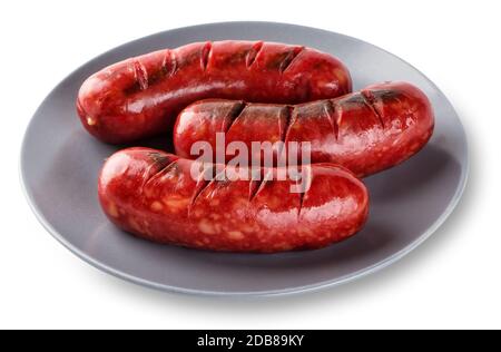 Salsicce alla griglia cucinate su una griglia in una piastra grigia isolata su sfondo bianco. Il concetto di cibo tradizionale Foto Stock