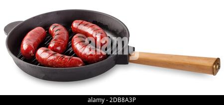 Deliziose salsicce di carne fritte in padella in ghisa con manico in legno. Isolato su sfondo bianco. Il concetto di cibo tradizionale Foto Stock