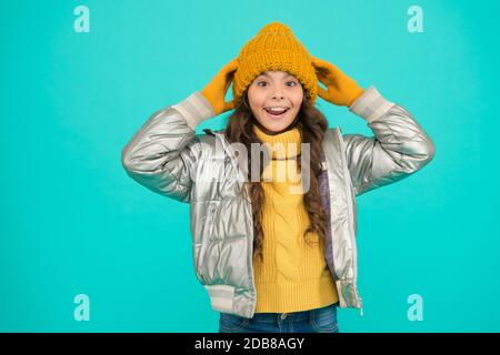 moda bambini stagionale. accogliente e confortevole. felicità infantile. ragazza teen pronta per l'inverno. Festeggia con un abbigliamento imbottito. Prenditi cura di te in caso di freddo. Buon bambino in abiti caldi invernali. Foto Stock