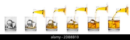 Processo di colata whiskey dalla bottiglia in vetro con ghiaccio. Isolato su sfondo bianco. Collage. Foto Stock