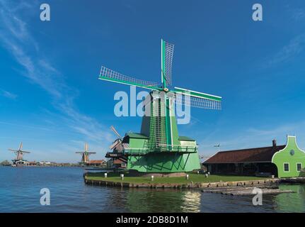 Mulino tradizionale nel Zaanse Schans, un quartiere con edifici storici in legno nel comune di Zaanstad. Foto Stock