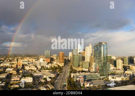 Vista aerea del centro di Los Angeles sulla Harbor Freeway con arcobaleno Foto Stock