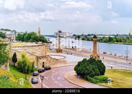 Vista dal Rampart of Brave e passeggiata sul molo della Città Vecchia nei docklands di Szczecin con il fiume Odra, rustiche gru portuali e porto sullo sfondo Foto Stock