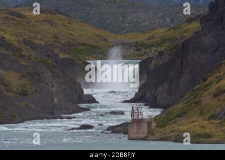 Cascata del Salto Grande, Big Jump nel Parco Nazionale Torres del Paine, Patagonia, Cile Foto Stock