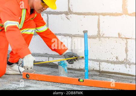 Operaio di costruzione che lavora su un cantiere, Tailandia Foto Stock