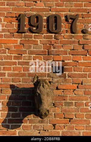 Una scultura a testa di cavallo su un fienile di una tenuta abbandonata nello stato del Meclemburgo. Foto Stock