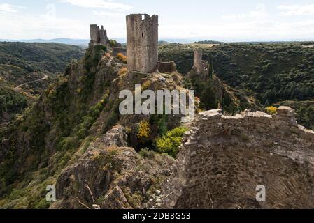 Tre dei castelli di Lastours: Tour Régine, Surdespine e Quertinheux situato su un ridgeline nella regione di Montagne Noir della Francia meridionale Foto Stock