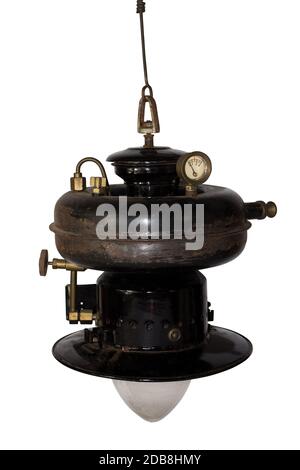 Vecchia lanterna di kerosene. Vintage arrugginita Lampada a gas isolato su sfondo bianco Foto Stock