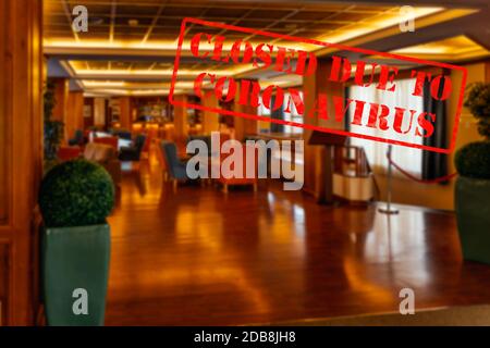 Vista sfocata dell'interno del bar o del ristorante tradizionale, vuota e chiusa a causa di coronavirus o covid 19 pandemics Foto Stock