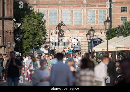 La manierista fiamminga Fontanna Neptuna (Fontana di Nettuno) e il manierista Brama Zielona (Cancello verde) su Dlugi Targ (mercato lungo) Città principale nel centro storico Foto Stock