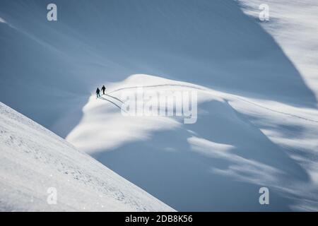 Due persone sciano nelle Alpi, Lienz, Austria Foto Stock
