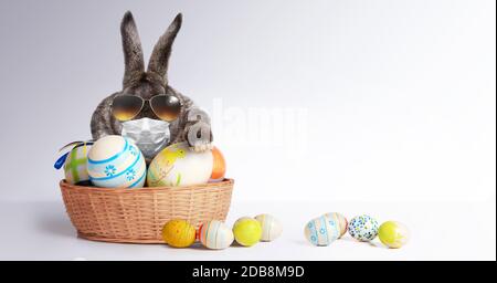 Composizione pasquale con tema Coronavirus. Quarantena pasquale Foto Stock