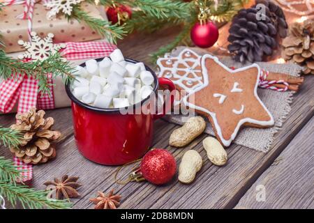 Sfondo di legno di Natale con una tazza di bevanda calda e un ramo di abete. Buon Natale e anno nuovo. Foto Stock