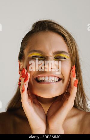 Ritratto di una donna sorridente che indossa un make-up insolito Foto Stock