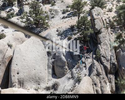 Un uomo che fa un trucco sulla linea di demarcazione in Bishop, California Foto Stock