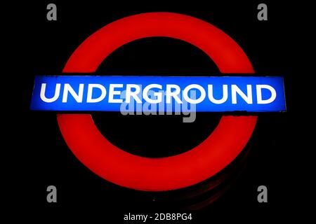 Londra, Regno Unito. 15 novembre 2020. Logo della metropolitana di Londra di notte. Trasporto per Londra. Credito: Waldemar Sikora Foto Stock