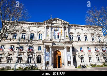 AVIGNONE, FRANCIA - MARZO, 2018: Hotel de Ville e la Piazza della Torre dell'Orologio Avignone Francia Foto Stock