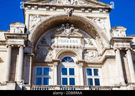 AVIGNONE, FRANCIA - MARZO, 2018: Teatro dell'Opera Grand Avignon a Place de l'Horloge ad Avignone, Francia Foto Stock