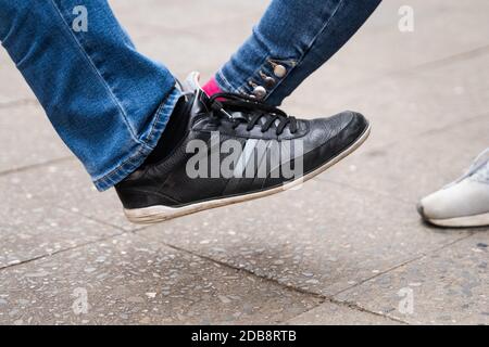 Saluto di persone durante la quarantena sociale di Covid-19 Foto Stock