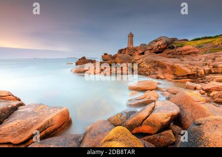 Faro di Pors Kamor lungo la Cote de Granit Rose, Ploumanac'h, Cotes-d'Armor, Bretagna, Francia, Foto Stock