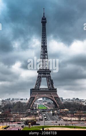 Il famoso Tour Eiffel a fine inverno sotto nuvole di tempesta Foto Stock
