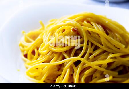 primo piano vista degli spaghetti carbonara. Ricetta tipica italiana. Gli ingredienti principali sono uova, parmigiano, pecorino e pancetta. Tradizionale R Foto Stock