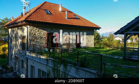 Cottage in pietra nelle Dolomiti immerso nella natura a. tramonto Foto Stock