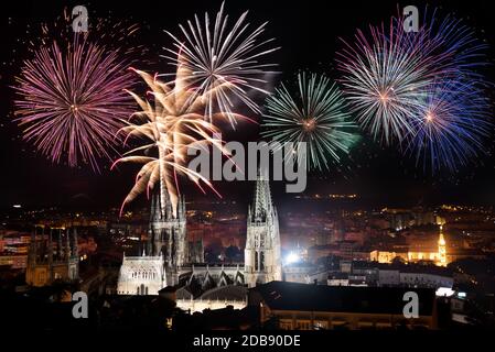 Fuochi d'artificio per la celebrazione, sulla famosa cattedrale gotica di Burgos, Spagna . Foto Stock
