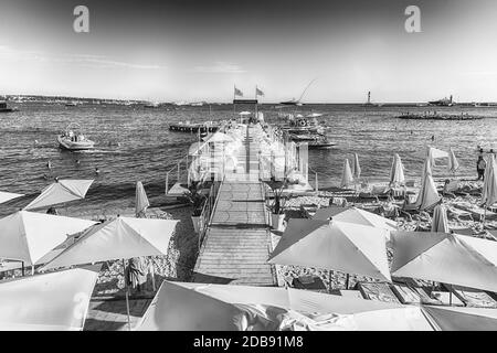 CANNES, FRANCIA - AGOSTO 15: Messa a punto dei tavoli e delle sbarre sulla spiaggia del Majestic Barrière hotel a Cannes, Costa Azzurra, Francia, come visto su A. Foto Stock