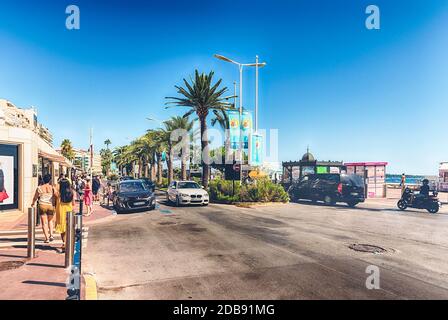 CANNES, FRANCIA - 15 AGOSTO: La famosa Promenade de la Croisette, Cannes, Francia, il 15 agosto 2019. E' sede di molti negozi costosi, restau Foto Stock