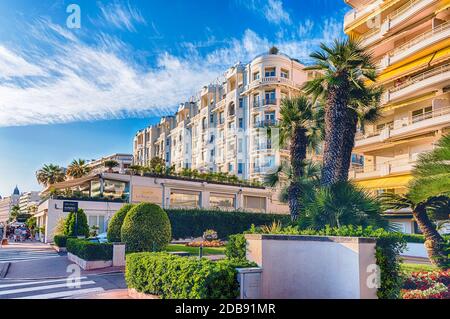 CANNES, FRANCIA - 15 AGOSTO: La famosa Promenade de la Croisette, Cannes, Francia, il 15 agosto 2019. E' sede di molti negozi costosi, restau Foto Stock