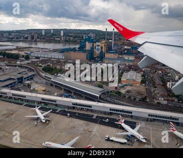 Un aereo svizzero della Helvetic Airline decolli dall'aeroporto di Londra in direzione di Zurigo. Foto Stock