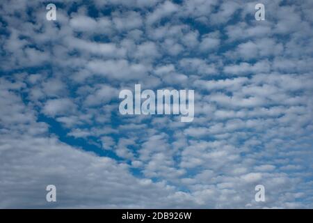 Nuvole voluminose Currocumulus formato orizzontale Foto Stock