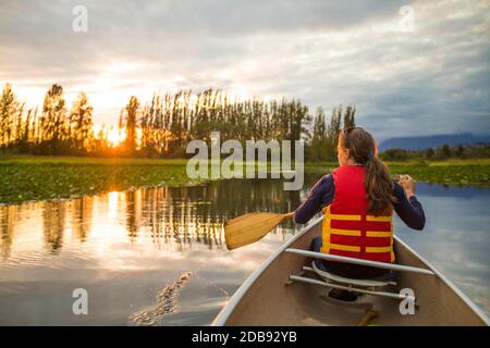 Canoa sul lago Burnaby, British Columbia. Foto Stock