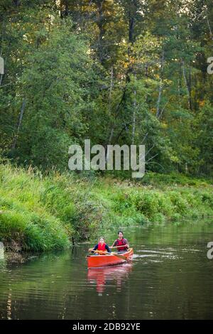 Canoa a Still Creek, Burnaby, British Columbia. Foto Stock