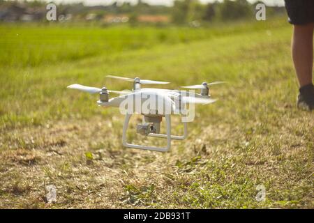 LENDINARA , ITALIA 24 MARZO 2020: Drone dji Phantom in azione pilotato da un ragazzo Foto Stock