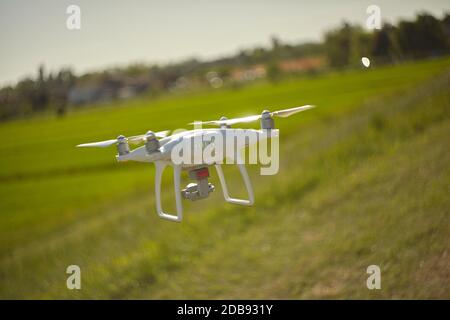 LENDINARA , ITALIA 24 MARZO 2020: Drone dji Phantom in azione pilotato da un ragazzo Foto Stock