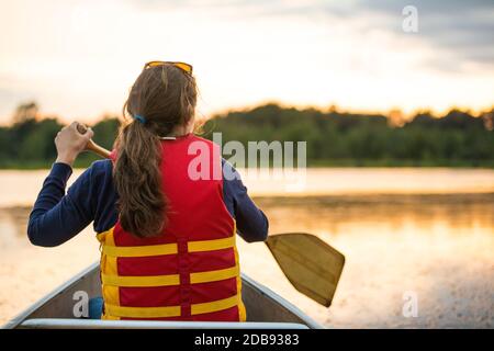 Canoa sul lago Burnaby, British Columbia. Foto Stock