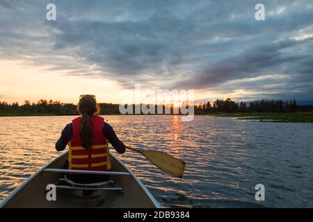 Canoa sul lago Burnaby, British Columbia. Foto Stock