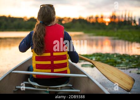 Canoa sul lago Burnaby, British Columbia. Foto Stock