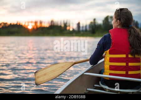 Canoa sul lago Burnaby, British Columbia. Foto Stock